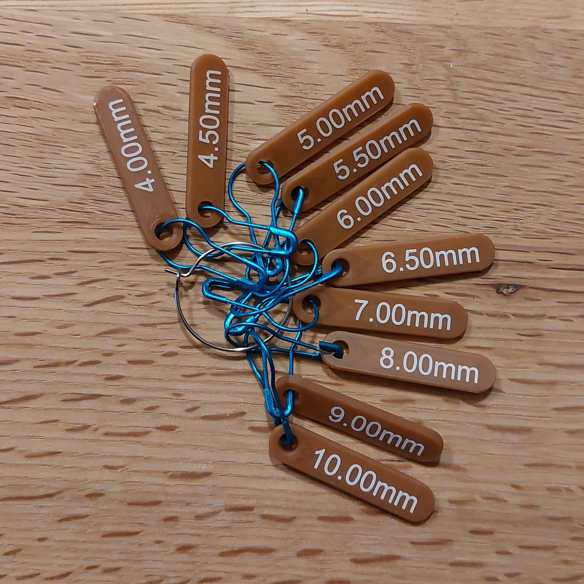 crochet hook / knitting needle size markers 4.00mm-10.00mm - Chocolate